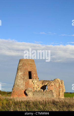 Ruines de l'abbaye de St Benets et moulin à côté de la rivière Bure sur les Norfolk Broads Banque D'Images