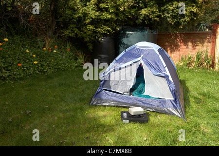 Porte laissée ouverte sur une petite tente dôme dans le jardin de la maison au Royaume-Uni Banque D'Images