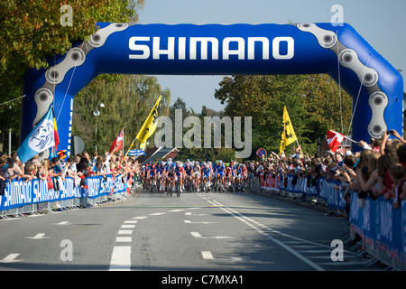 Les coureurs passant par l'entrée de la Shimano Championnats du Monde Route UCI 2011 Banque D'Images