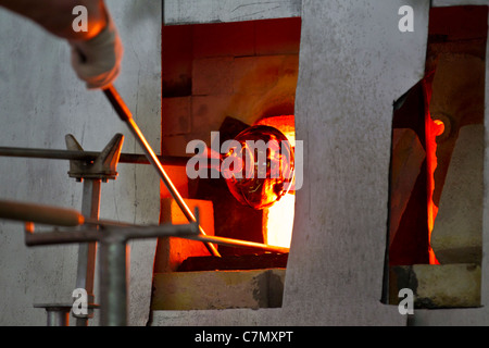 Démonstration de soufflage de verre à l'Glasblaserei à Bad Malente en Allemagne Banque D'Images