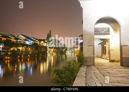 Scène de nuit de bâtiment traditionnel en Wuzhen ville, province de Zhejiang, Chine Banque D'Images