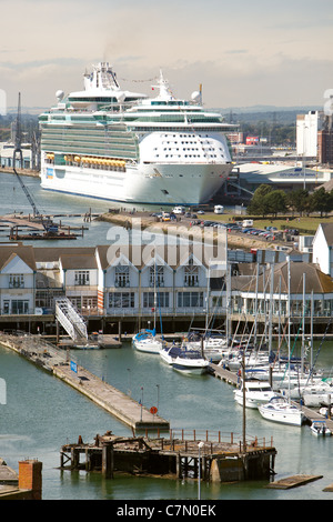 Port de Southampton à l'ensemble à un navire de croisière, les passagers de chargement à l'ouest de quais. Front de mer de Southampton England UK. Banque D'Images