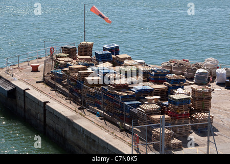 Palettes stockées en attente sur quai Southampton docks.collection. England UK Banque D'Images