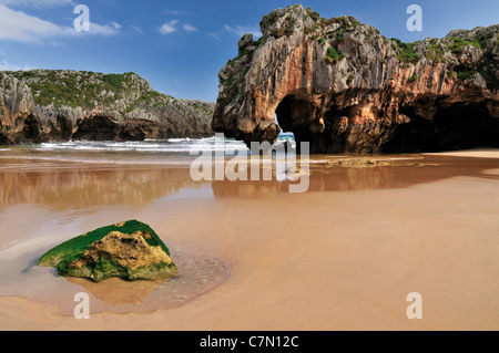 L'Espagne, Asturies : Beach Playa Cuevas del Mar Banque D'Images