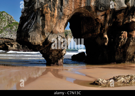 L'Espagne, Asturies : Beach Playa Cuevas del Mar Banque D'Images