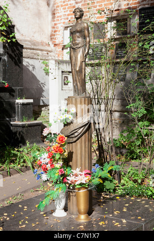 Tombe de la mezzo-soprano russe Nadejda Andreevna Obukhova (1886-1961) au cimetière de Novodievitchi Moscou, Russie Banque D'Images