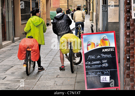 L'Espagne, Saint James Way : Vélo pèlerins arrivant à Santo Domingo de la Calzada Banque D'Images