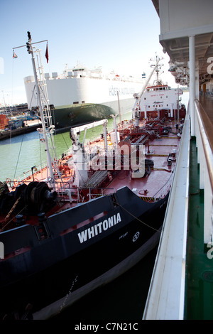 L'avitaillement en carburant, un Whitonia tanker qui fournit le carburant pour les navires qui ont besoin de faire le plein tout en les quais, docks de Southampton Banque D'Images