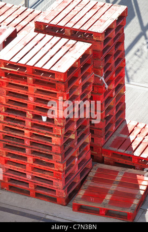 Palettes stockées en attente sur quai Southampton docks.collection. England UK Banque D'Images