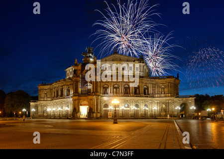 Opéra Semperoper illuminé avec Fireworks at Place Theaterplatz, photo de nuit, Dresde, État libre de Saxe, Allemagne, Europe Banque D'Images