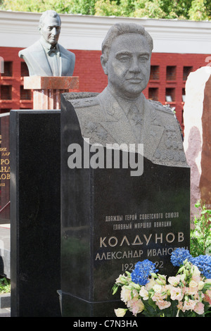 Le maréchal en chef de l'aviation d'Alexandre Ivanovitch Koldunov au cimetière Novodievitchi à Moscou, Russie Banque D'Images