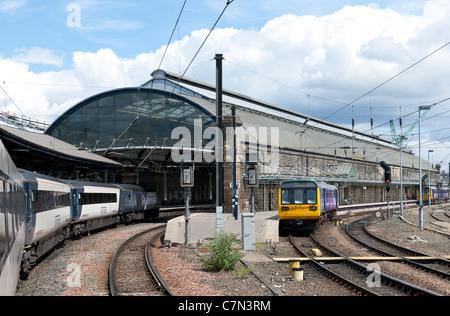 Côte est train intercity de quitter Newcastle, Newcastle, Angleterre, Royaume-Uni. Banque D'Images