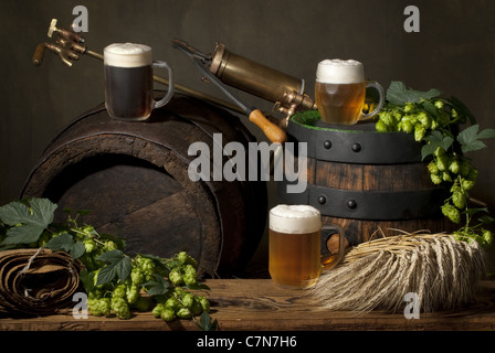 Nature morte avec de la bière et du houblon Banque D'Images