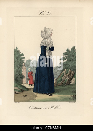 Femme en costume de Bolbec. Dans Tradeswoman robe dentelle bleu, châle et bonnet. Banque D'Images