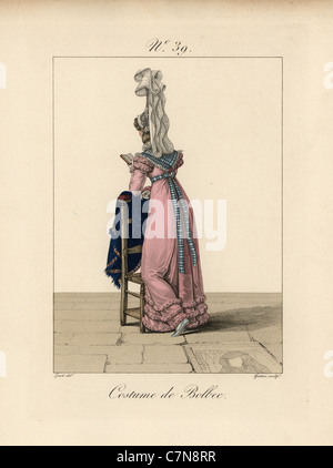 Femme en costume de Bolbec, lire un livre tout en appui sur une chaise. Banque D'Images