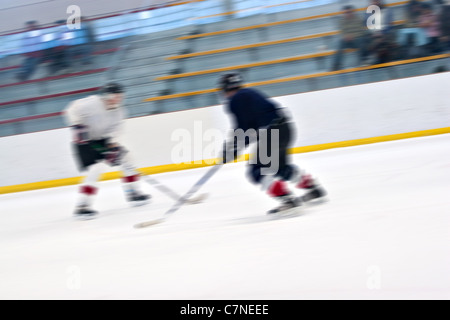 Résumé flou de deux joueurs de hockey Patinage de la patinoire. Banque D'Images