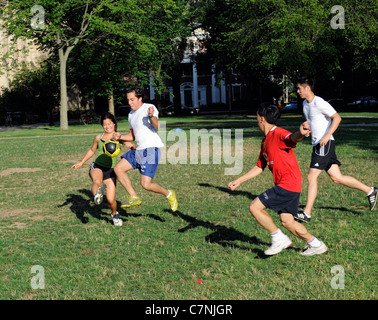 L'université de Yale les élèves qui fréquentent l'école d'été de soccer d'entraînement du jeu. Banque D'Images