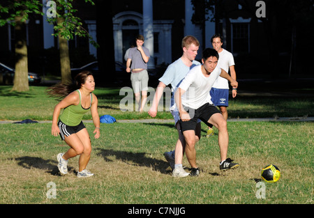 L'université de Yale les élèves qui fréquentent l'école d'été de soccer d'entraînement du jeu. Banque D'Images