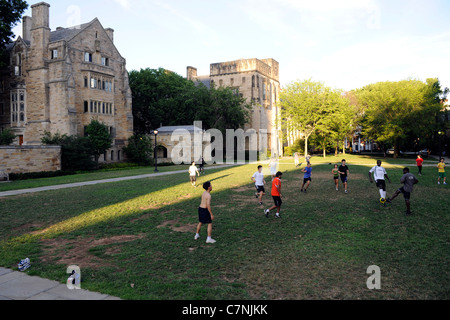 L'université de Yale les élèves qui fréquentent l'école d'été de soccer d'entraînement du jeu. Banque D'Images