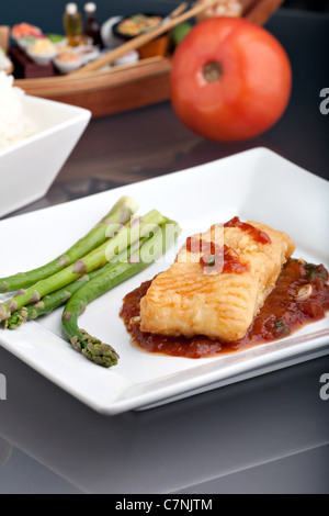 De style Thaï fraîchement préparé le dîner de poissons de mer aux asperges et apéritif avec une présentation contemporaine. Banque D'Images