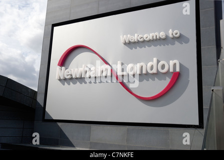 'Bienvenue à Newham Londres' sign, Stratford, London. Le Parc olympique de 2012 est situé dans le quartier de Newham Council. Banque D'Images