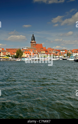 Vue sur le lac & Waren Mueritz, Mecklembourg Poméranie occidentale, Allemagne. Banque D'Images