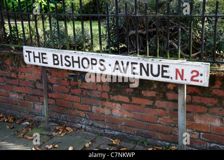 Les évêques Avenue N2 street sign, Barnet, London, England Banque D'Images