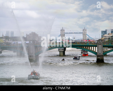 Bateau passe sous le pont de Southwark, Londres, au cours du Festival Thames 2 Banque D'Images