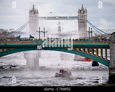 Bateau passe sous le pont de Southwark, Londres, durant le Festival de la Tamise Banque D'Images