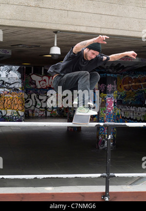 Grafitti-terrain sur la rive sud, Londres- skateboarder acrobatique Banque D'Images