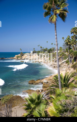 Laguna Beach contre falaises - CA Banque D'Images