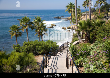 Laguna Beach contre les falaises de Heisler Park - CA Banque D'Images