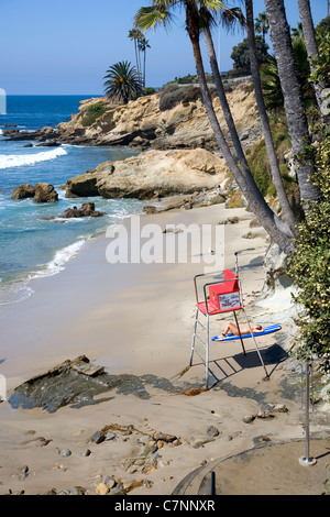 Laguna Beach contre les falaises de Heisler Park - CA Banque D'Images