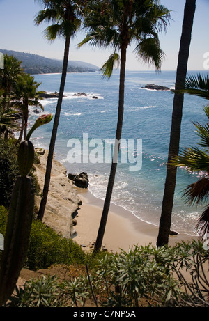 Laguna Beach contre les falaises de Heisler Park - CA Banque D'Images