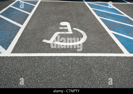 Parking Parking handicapés parking Espace signes signe uk Banque D'Images