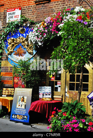 De l'extérieur coloré de Sarastro restaurant à Drury Lane, le cœur du quartier des théâtres de Londres, en Angleterre. Banque D'Images