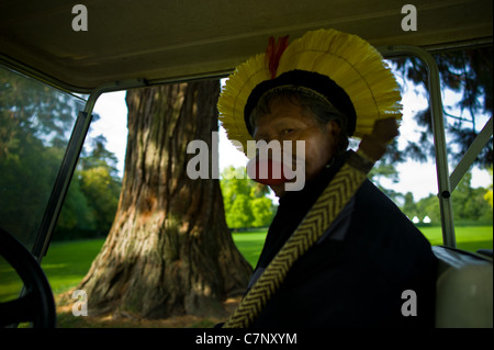 Le chef indien Raoni Raoni à Cheverny, devant un portrait de Sequoia Banque D'Images