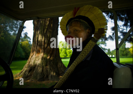 Le chef indien Raoni à Cheverny, devant un portrait de Raoni Sequoia Banque D'Images