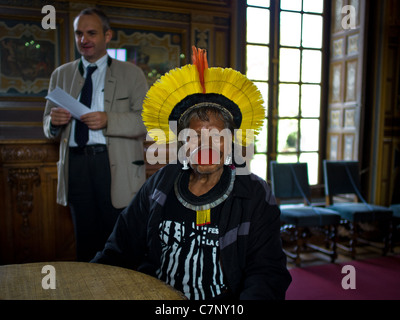 Le chef indien Raoni Raoni à Cheverny, de recevoir un cadeau du Marquis de Vibraye Banque D'Images