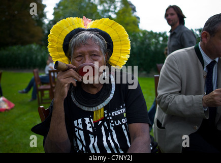 Les Indiens Kayapo Raoni Chef au château de Cheverny, Raoni fume sa pipe après les repas Banque D'Images