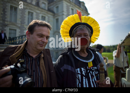 Les Indiens Kayapo Raoni Chef au château de Cheverny, ce n'est pas un scoop, même les journalistes à poser avec une telle personnalité Banque D'Images