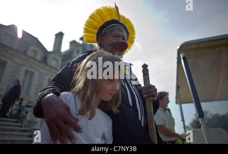 Les Indiens Kayapo Raoni Chef au château de Cheverny, Raoni et une jeune fille Banque D'Images