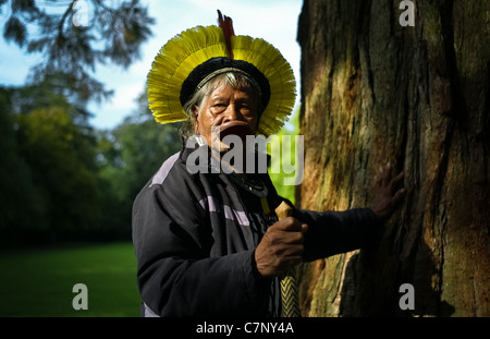 Les Indiens Kayapo Raoni Chef au château de Cheverny, Raoni avant qu'une des séquoias dans le parc. Banque D'Images