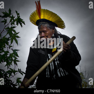 Chef indien Raoni au "Château de Cheverny" Raoni, planter un arbre (Liquidambar) dans le parc Banque D'Images