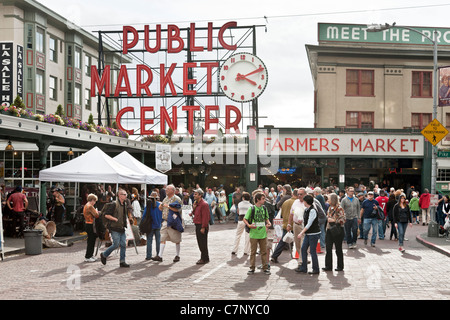Les gens foule Pike Place à l'extérieur entrée principale entrée au marché public marqués d'emblématique old vintage retro neon sign Banque D'Images