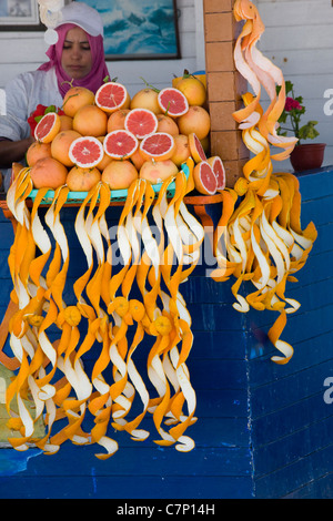 Jus d'orange et jus de pamplemousse stall à Essaouira, Maroc Banque D'Images