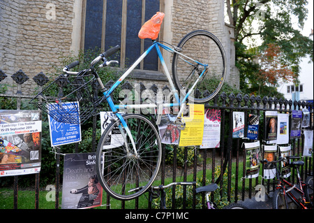 Les vélos enchaînés à des garde-corps à Cambridge Angleterre Uk Banque D'Images