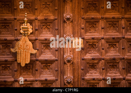 Le magnifique décor sculpté sur la porte d'une maison à Marrakech Banque D'Images