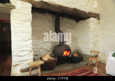 Un pot bellied poêle dans une cheminée traditionnelle irlandaise, le comté de Kerry, Rep. of Ireland Banque D'Images