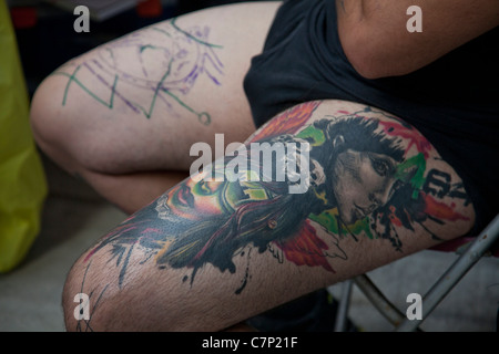 La gravure de Tatouage et perçage du corps lors d'un festival à Londres, Royaume-Uni Banque D'Images